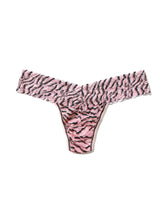 Load image into Gallery viewer, Hanky Panky O/S Low Rise Signature Lace Thong Prints