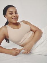 Load image into Gallery viewer, Chantelle Seamless V-Back Padded Non-Underwire Bralette