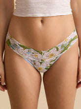 Load image into Gallery viewer, Hanky Panky O/S Low Rise Signature Lace Thong Prints
