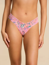 Load image into Gallery viewer, Hanky Panky O/S Low Rise Signature Lace Thong Prints
