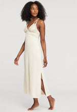 Load image into Gallery viewer, Fleur&#39;t SS22 Swan Modal Triangle Gown
